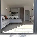 Airy 3br, Ac, Garden, 2min Strip, 8min Oura Apartment