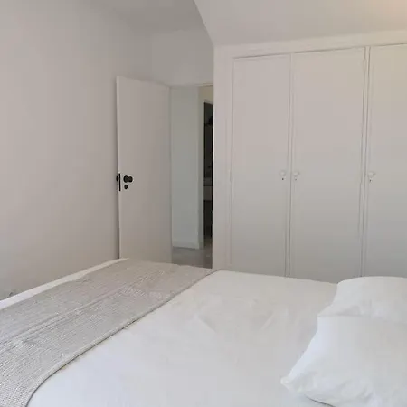 Airy 3br, Ac, Garden, 2min Strip, 8min Oura Apartmán