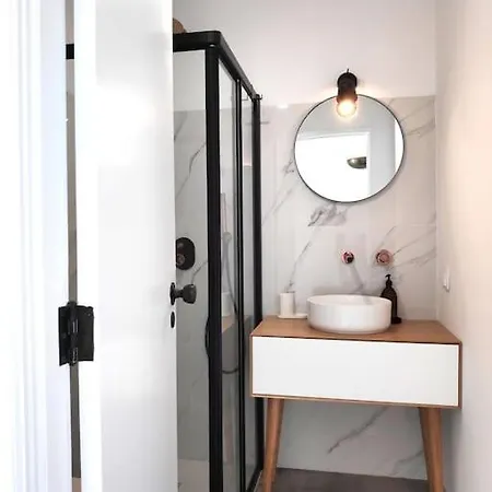 아파트 Airy 3br, Ac, Garden, 2min Strip, 8min Oura