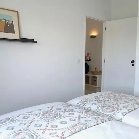 Airy 3br, Ac, Garden, 2min Strip, 8min Oura 아파트 알부페이라