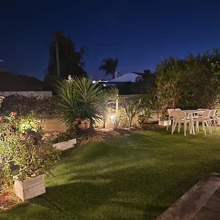 شقة Airy 3br, Ac, Garden, 2min Strip, 8min Oura