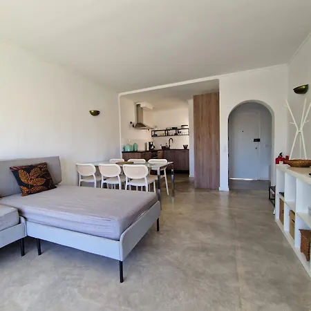 Airy 3br, Ac, Garden, 2min Strip, 8min Oura شقة