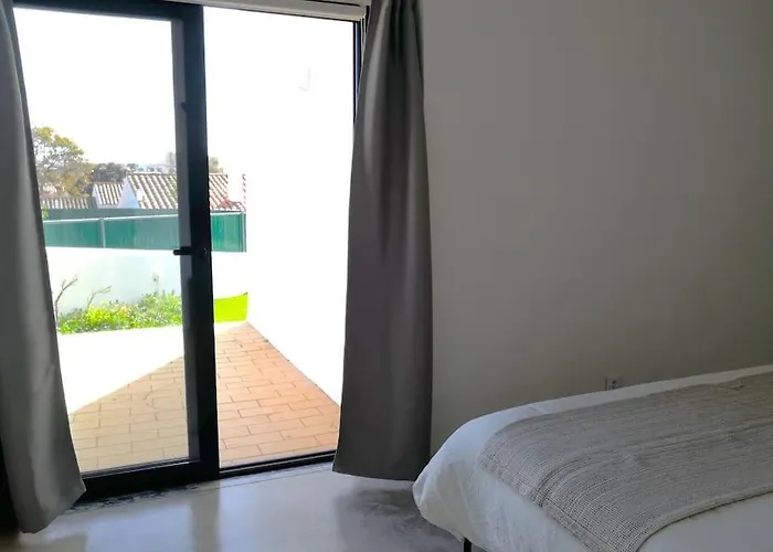 Airy 3br, Ac, Garden, 2min Strip, 8min Oura アルブフェイラ