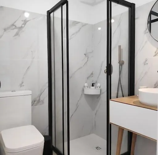 Airy 3br, Ac, Garden, 2min Strip, 8min Oura アパート アルブフェイラ