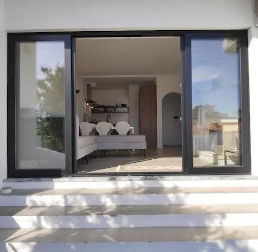 Airy 3br, Ac, Garden, 2min Strip, 8min Oura *