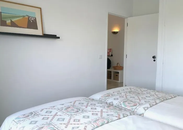 Airy 3br, Ac, Garden, 2min Strip, 8min Oura アパート アルブフェイラ