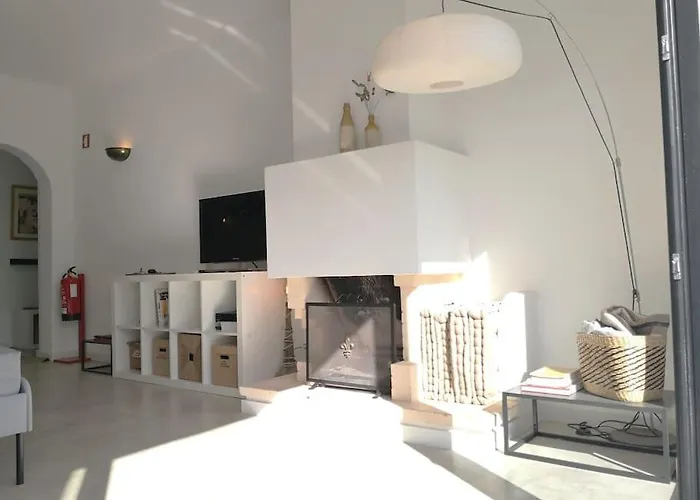 Airy 3br, Ac, Garden, 2min Strip, 8min Oura アパート アルブフェイラ