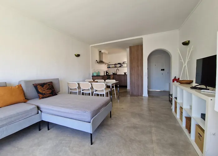 Airy 3br, Ac, Garden, 2min Strip, 8min Oura アパート