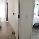 아파트 Airy 3br, Ac, Garden, 2min Strip, 8min Oura *