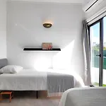 아파트 Airy 3br, Ac, Garden, 2min Strip, 8min Oura *