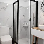Airy 3br, Ac, Garden, 2min Strip, 8min Oura 아파트 알부페이라