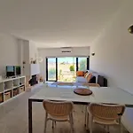 아파트 Airy 3br, Ac, Garden, 2min Strip, 8min Oura