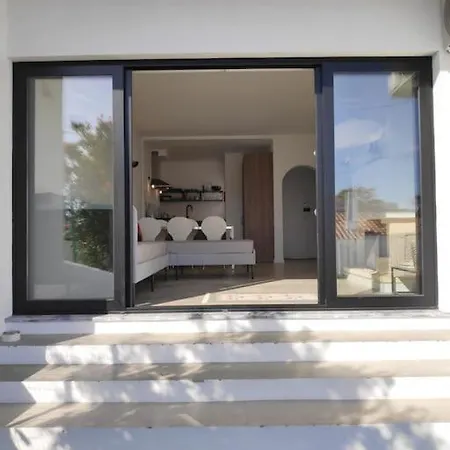 Airy 3br, Ac, Garden, 2min Strip, 8min Oura *