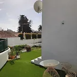 Airy 3br, Ac, Garden, 2min Strip, 8min Oura Apartment
